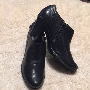 ⬇️Clarks Bendables Leather Button Zip Ankle Boots